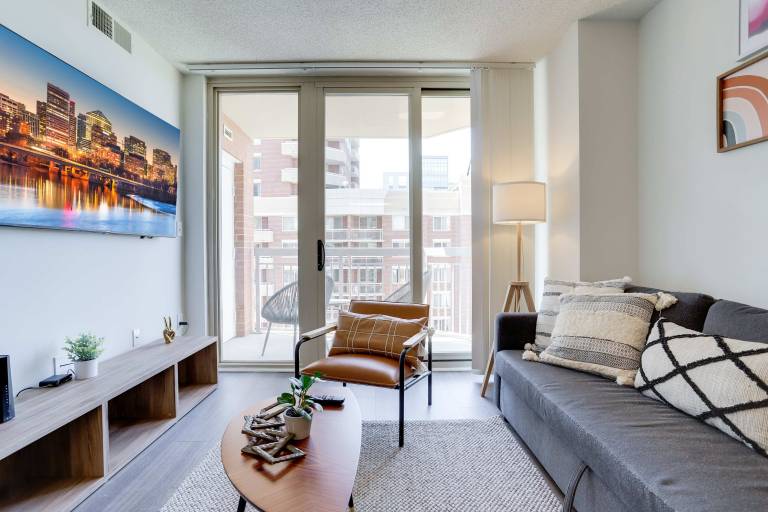 Metro Access Modern Comfort Apt