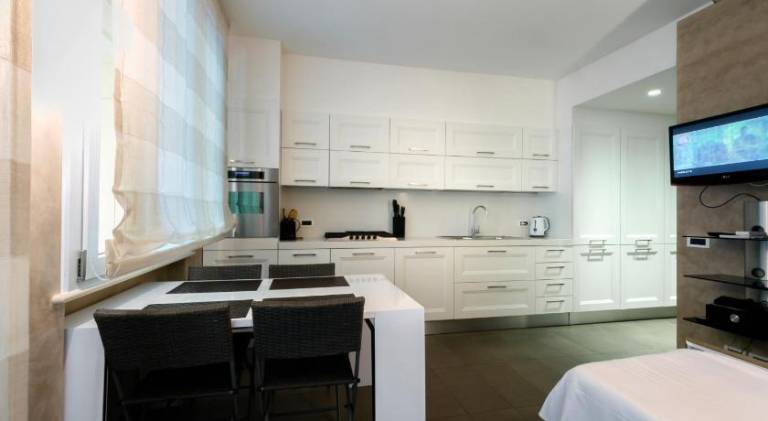Apartment with BBQ, yard & patio — photo 2