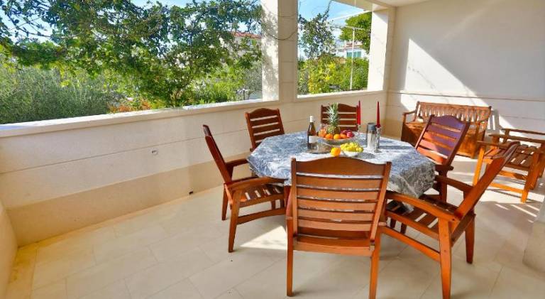 Holiday apartment with terrace, barbecue & garden — photo 5
