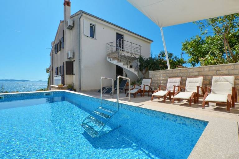 Apartment with yard, pool & barbecue — photo 2