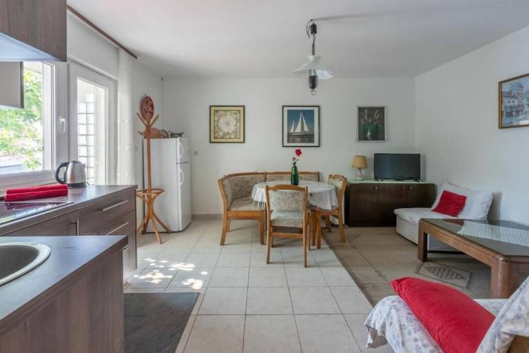 Rental apartment with barbeque & terrace | Sea view in Rab