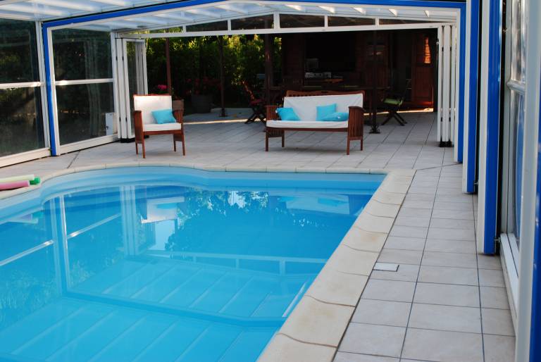 Chalet with yard, barbecue & private pool | Beach view — photo 4