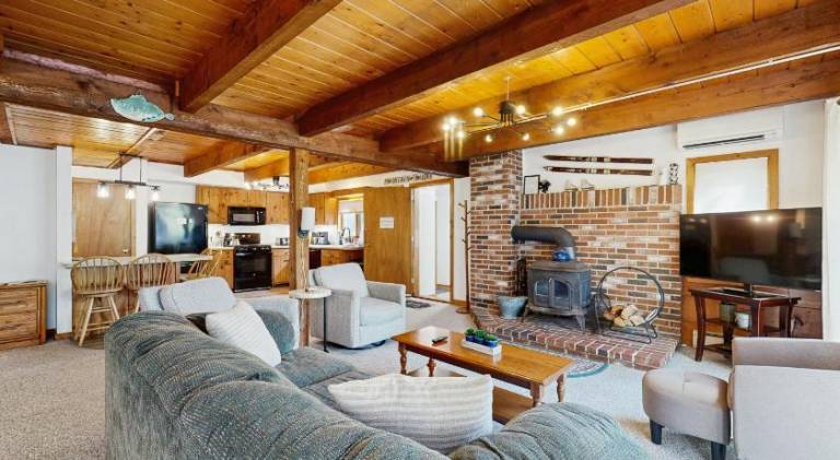 Vacation home with pool | Pets are welcome — photo 2