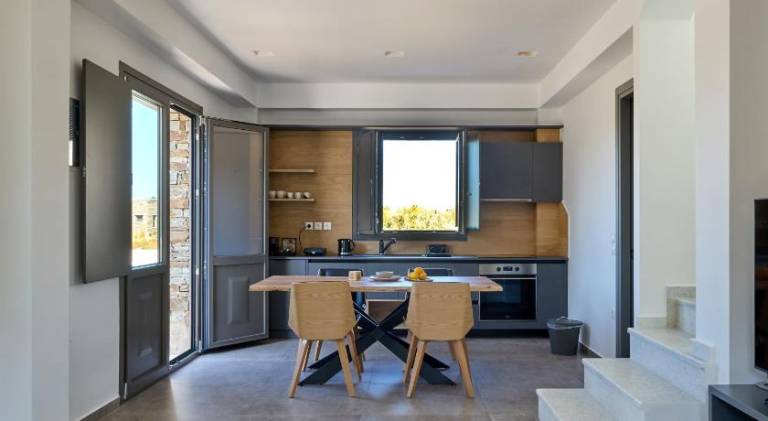 Serviced apartment with pool, patio & garden | Perfect for remote work — photo 3