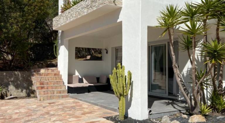 Villa with pool — photo 4