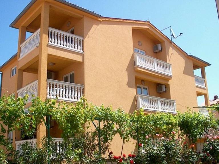 Holiday apartment with yard, patio & BBQ in Medulin