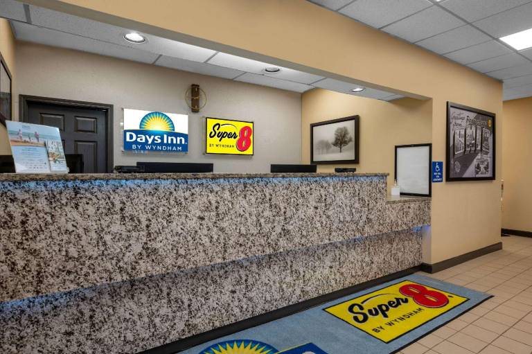 Super 8 by Wyndham Perrysburg/Toledo — photo 4