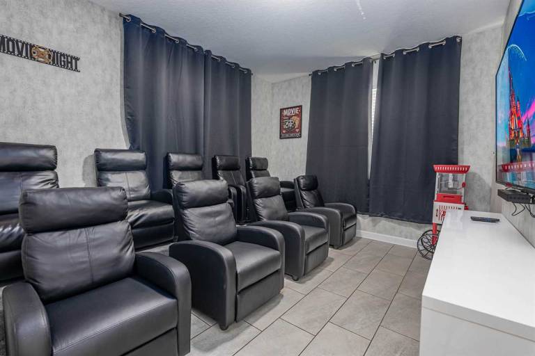 Fully equipped spacious vacation home with pool | Dogs allowed — photo 3