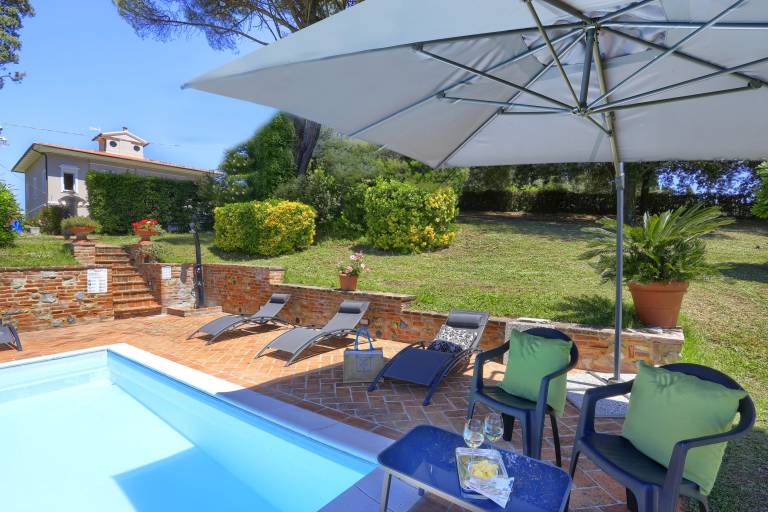 Villa with private pool, yard & barbeque | Pool view — photo 5