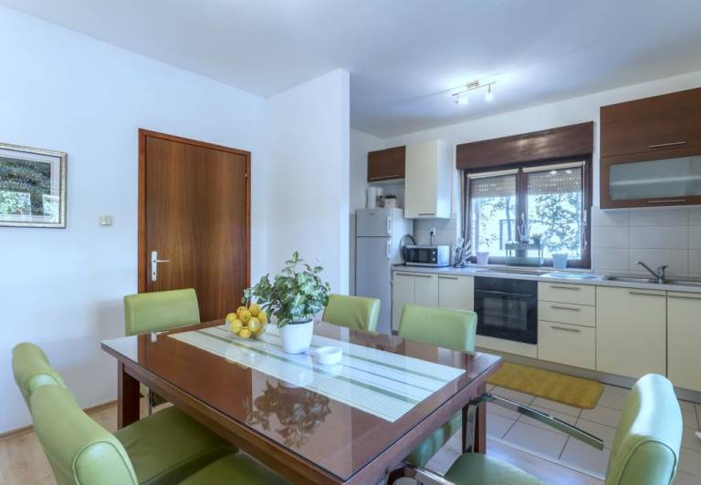 Ferienwohnung in Kaštel Novi mit Terrasse, Klimaanlage, W-LAN, Waschmaschine (5104-2) in Trogir