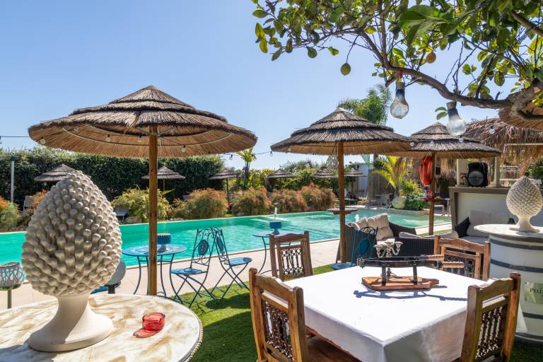Apartment with Garden and Pool View, Private Veranda in Pozzallo