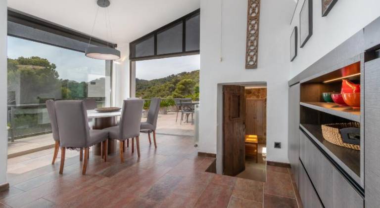 Fully equipped beautiful villa with yard, patio & private pool | Suitable for remote work | Pets are welcome — photo 3