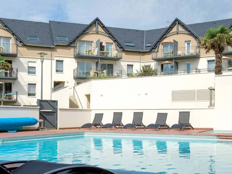 Apartment with patio & heated pool in Benodet