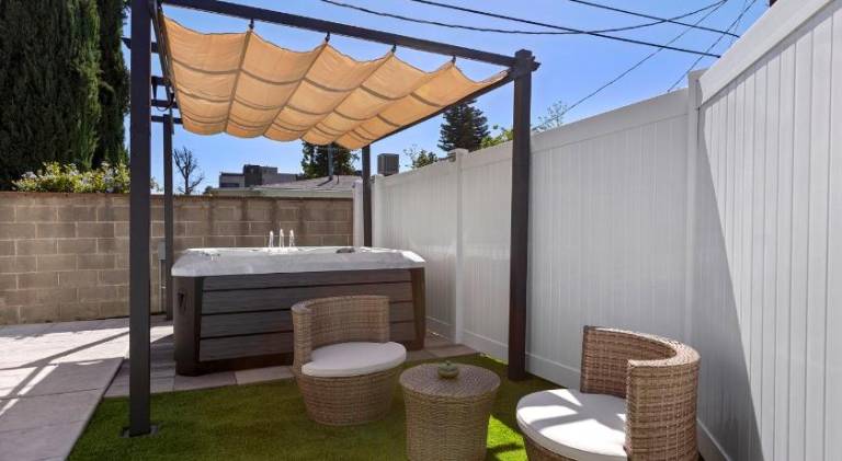 Adorable 3 bedroom with Jacuzzi & more in Los Angeles, CA
