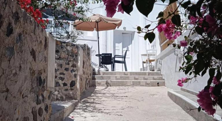 House with patio & pool in Santorini
