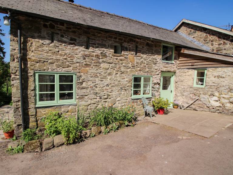 Cottage with garden — photo 3