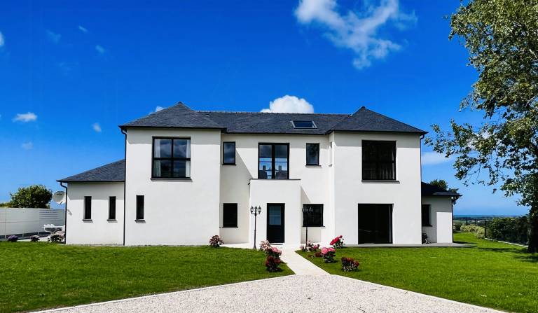 Family-oriented beautiful vacation home with garden, private pool & BBQ | Water view | Pet-friendly in Morlaix