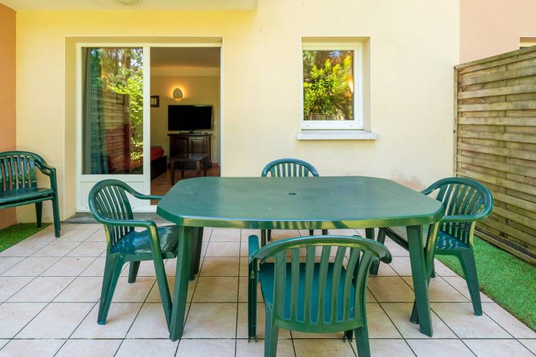 Family-friendly nice vacation home with private pool, patio & garden | Garden view | Dogs allowed — photo 2