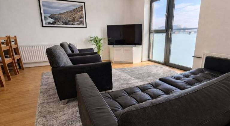 2-Min Walk to Belfast Centre - Bright Spacious with Views - Free Secure Parking — photo 2
