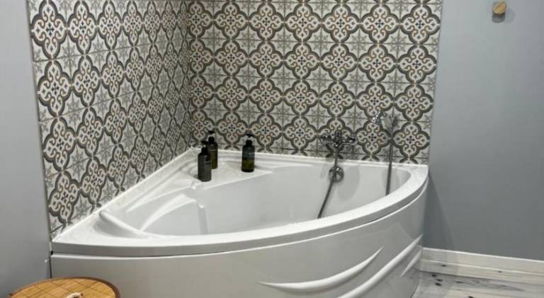 Suite Une Bulle d Evidence avec baignoire spa in Saumur