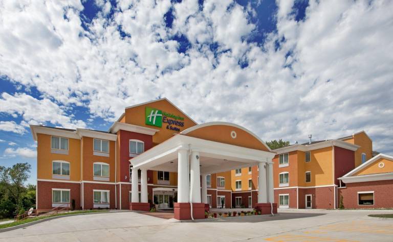 Holiday Inn Express Hotel & Suites Kansas City Sports Complex By IHG in Kansas City, MO