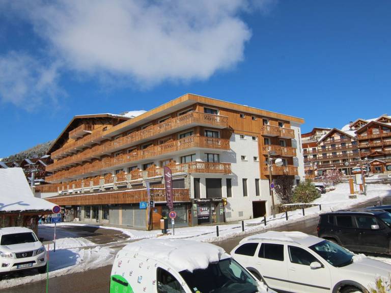 Cozy Studio for 4 in Alpe d'Huez, Ski-In/Ski-Out, South-Facing Terrace, Pet-Friendly — photo 2