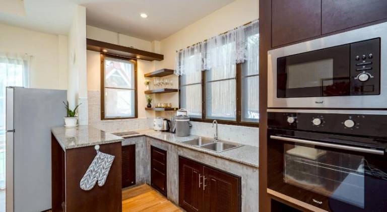 Villa with patio, private pool & grill | Good for workation | Pet-friendly — photo 4