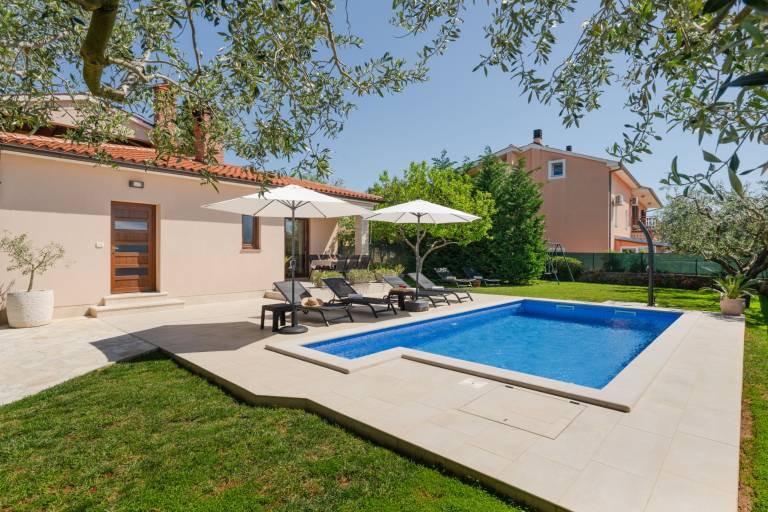 Villa with private pool, garden & terrace | Garden view — photo 4