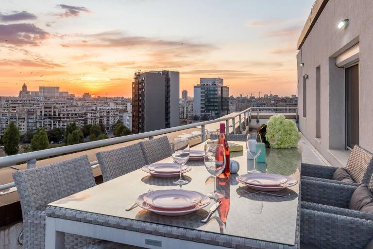 Apartment with patio & hot tub | Near Curtea Veche | Suitable for remote work — photo 3