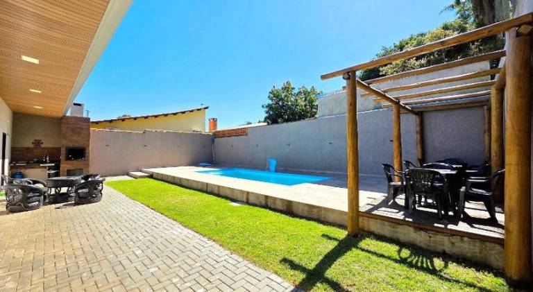 Vacation home with pool — photo 5