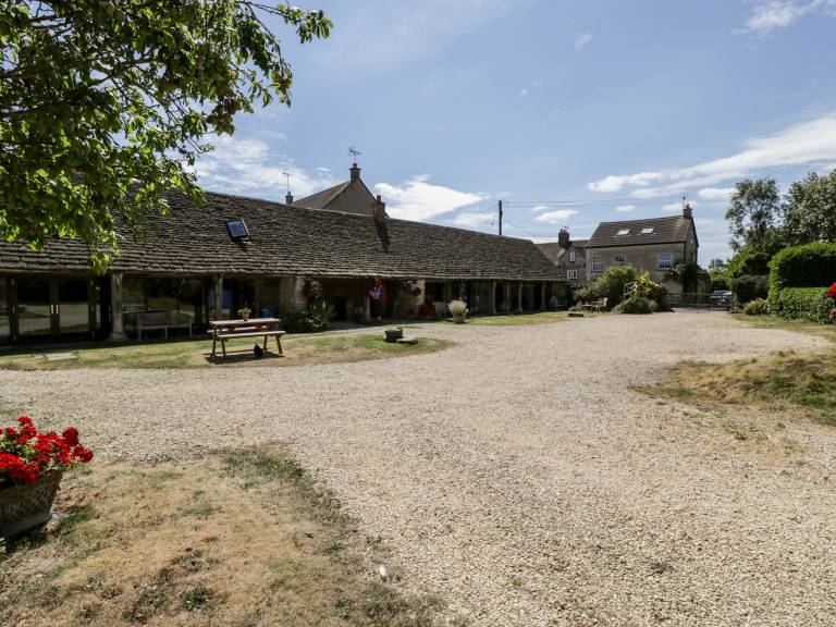 Cottage with yard — photo 4