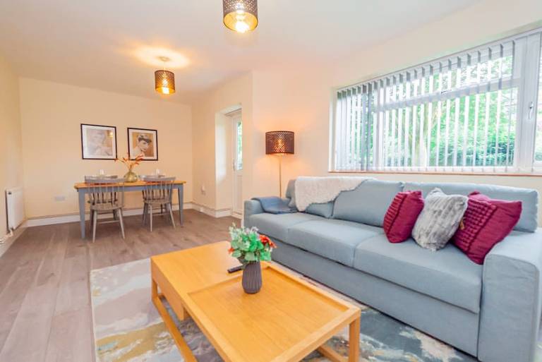Spacious 2BR Flat Summertown Sleeps 7 5 Star