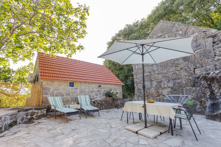 Studio with garden & BBQ in Omis