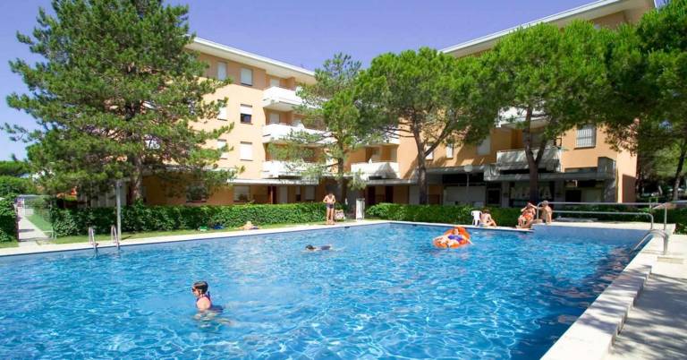 Apartment with pool & garden | Pets allowed — photo 2
