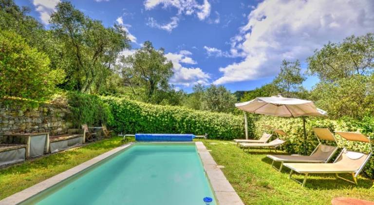 Holiday apartment with yard & pool — photo 2