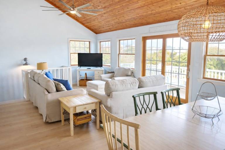 Private pool! Hot Tub! 400Ft of beach! Pet Friendly! — photo 5