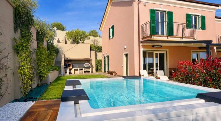Villa with jacuzzi — photo 3