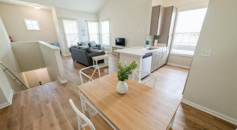 3 Bedroom Luxury Condo with Resort Pool, Game Room, and Gym — photo 4