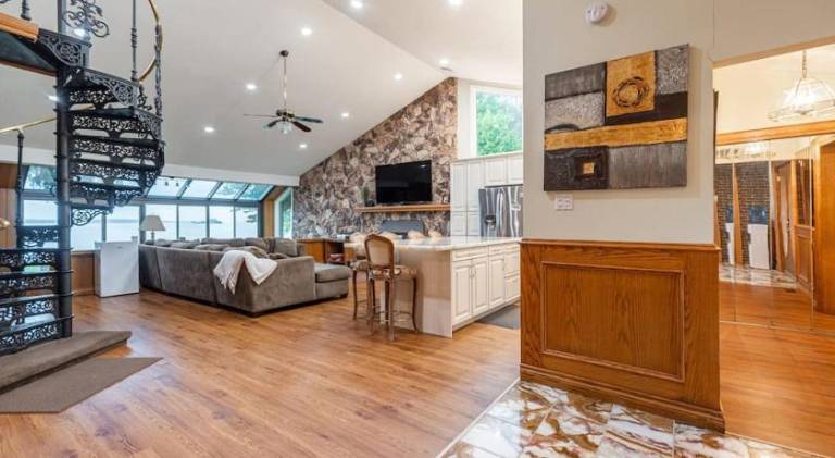 Vacation home with jacuzzi — photo 4