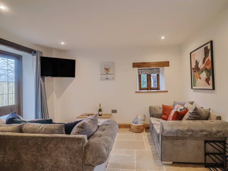 Child-friendly lovely cottage with hot tub & yard | Dogs allowed — photo 4