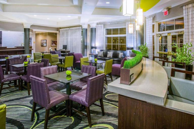 La Quinta Inn & Suites by Wyndham St. Louis Westport — photo 3