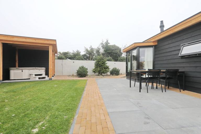 Chalet with grill, yard & terrace — photo 2