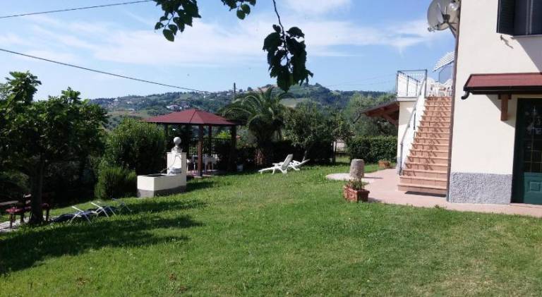 Vacation home with yard, jacuzzi & BBQ in Teramo