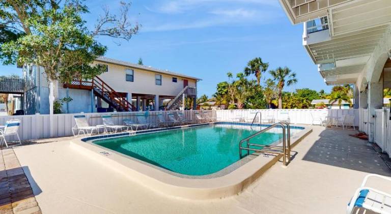 Apartment with pool — photo 4