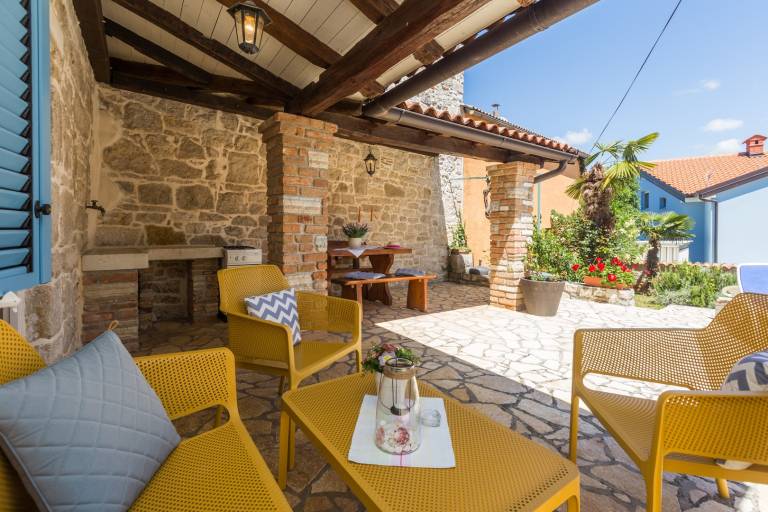 House with yard, barbeque & terrace | City view | Pets allowed — photo 3