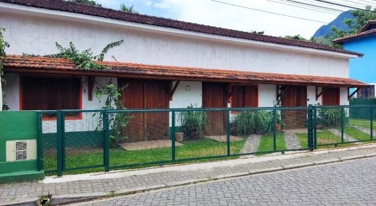 Holiday apartment with yard in Ilhabela