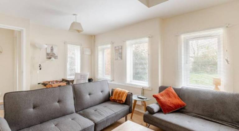 Cosy House- Sleeps 7 Centrally Located Free Parking, Fast WIFI Smart Tv with Sky and Netflix Busines in Milton Keynes