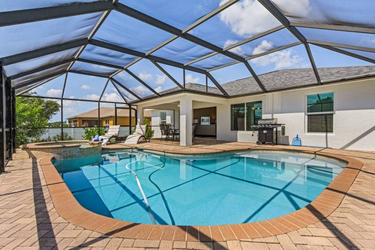 Family-oriented vacation home with hot tub, private pool & barbeque | Pets allowed — photo 4