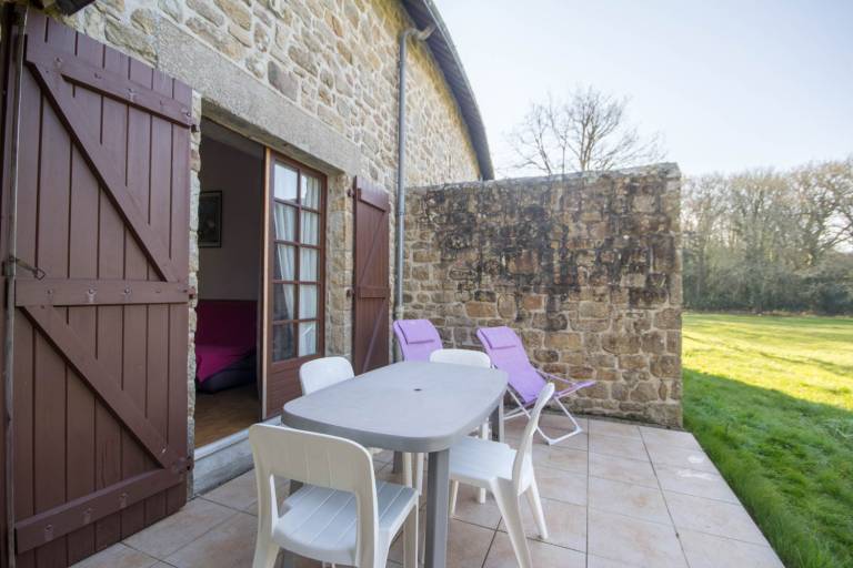 Gite with patio & yard — photo 2