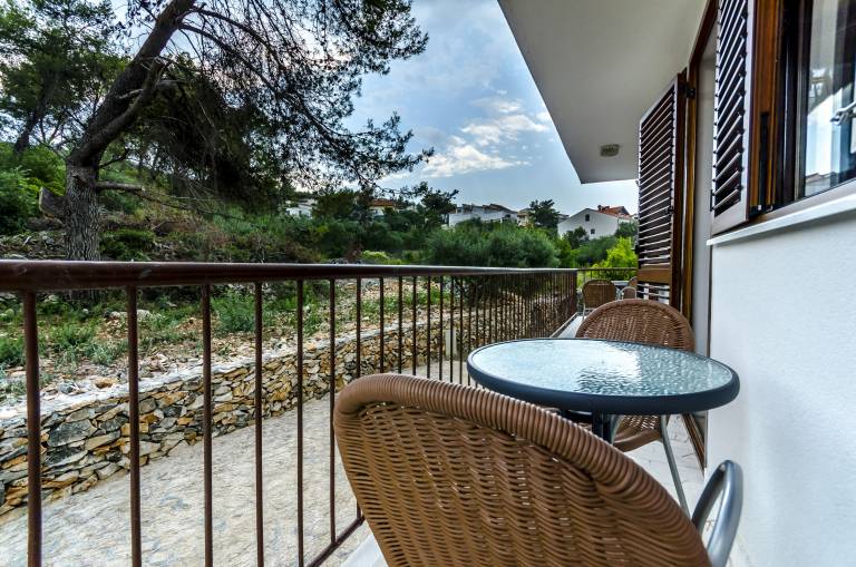 Holiday apartment with patio | Garden view in Okrug